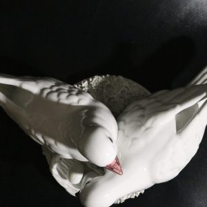 Elegant porslinsfigur av två duvor med rede – Made in Italy