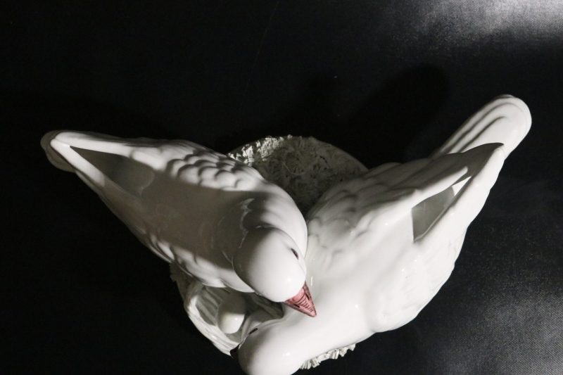 Elegant porslinsfigur av två duvor med rede – Made in Italy