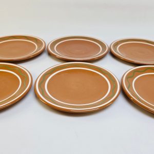 Set med 6 tallrikar från Klippan Keramik – Retro klassiker i jordnära toner