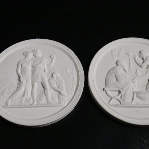 Set med två väggplattor – Royal Copenhagen, klassisk elegans