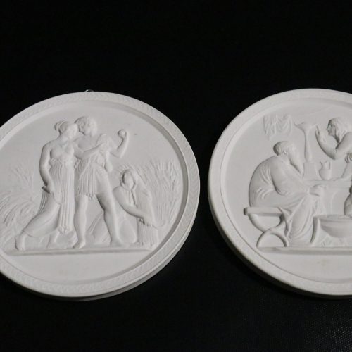 Set med två väggplattor – Royal Copenhagen, klassisk elegans