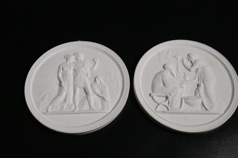 Set med två väggplattor – Royal Copenhagen, klassisk elegans