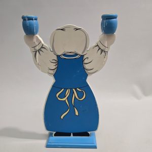 Handgjord träljusstake med folkdräkt