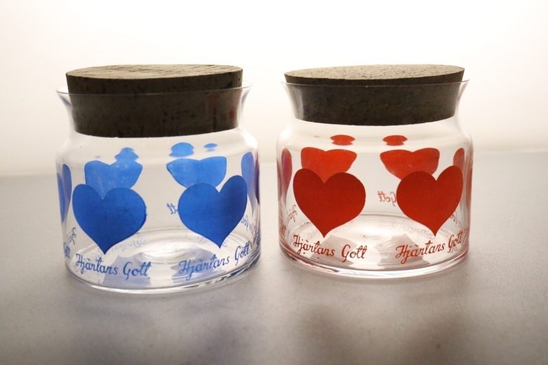 2 st burkar i glas med korklock, "Hjärtans gott", SEA glasbruk