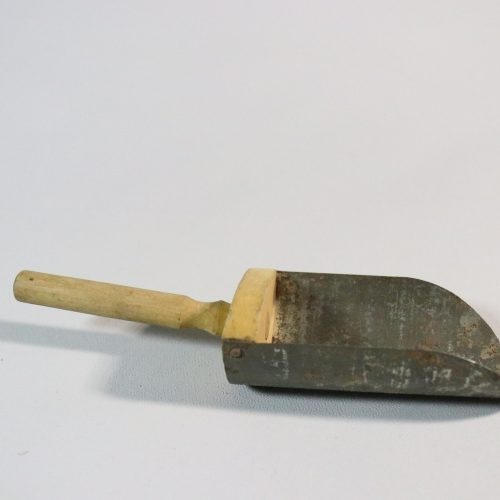 Skoffa (speceri), av plåt, med gavel och handtag av trä