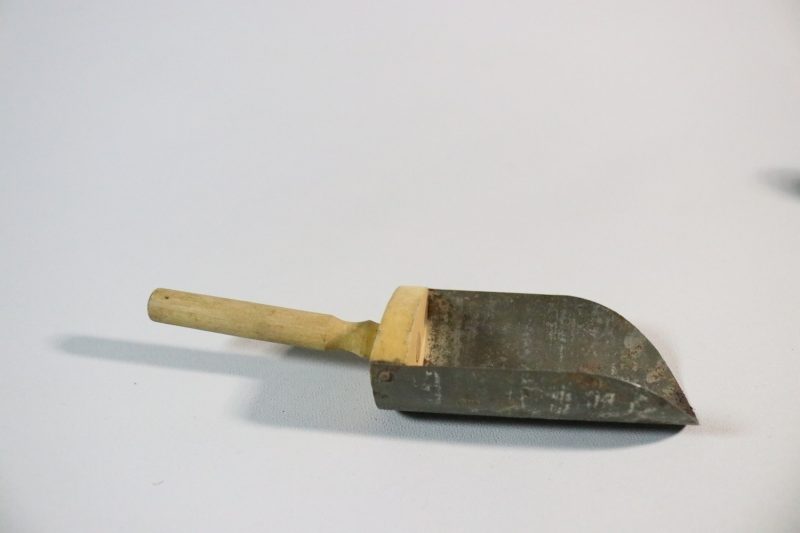Skoffa (speceri), av plåt, med gavel och handtag av trä