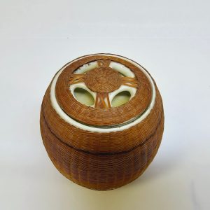 Elegant kinesisk porslinsburk med rottingflätad design – ett tidlöst hantverk!