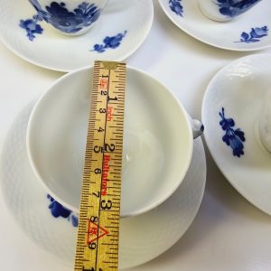 Fyra Eleganta Royal Copenhagen Blue Flower-koppar med fat – tidlös skönhet