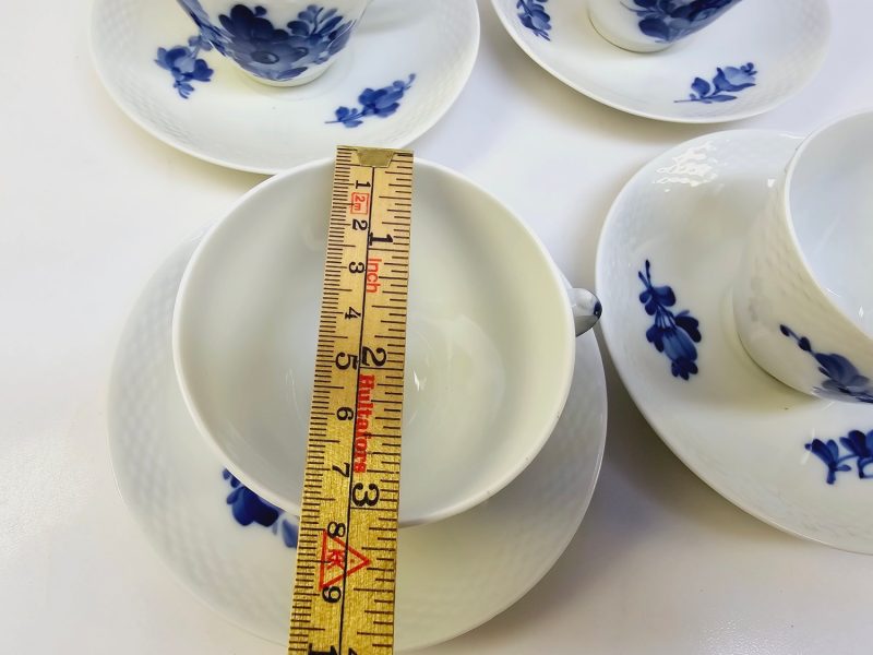 Fyra Eleganta Royal Copenhagen Blue Flower-koppar med fat – tidlös skönhet