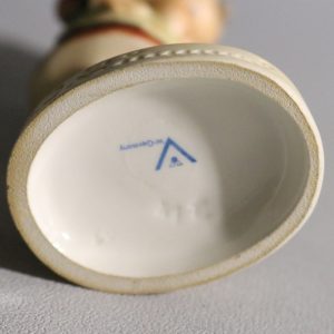 Vintage Porslinsfigur - Flicka med Vattenkanna