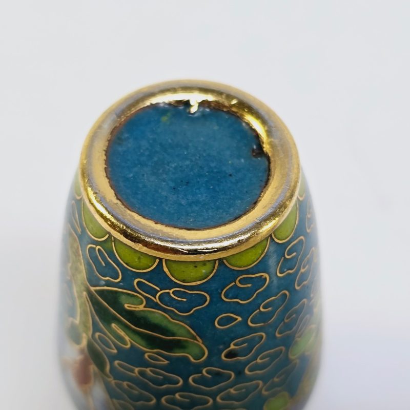 Elegant cloisonné-vas med blommotiv – ett klassiskt hantverk i miniatyr