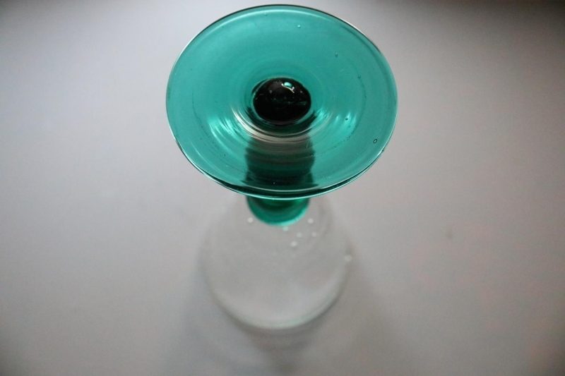 Dessertglas, kupa med bubblor och grön fot