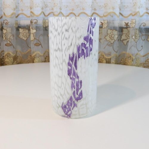 Cylinderformad glasvas, vit och lila dekor