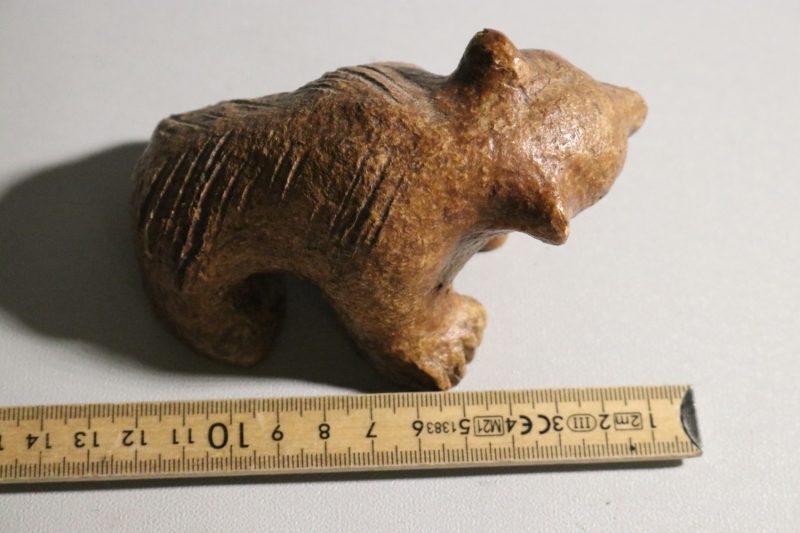 Handgjord Skulptur av Björn – Rustik och Detaljrik, 12 cm