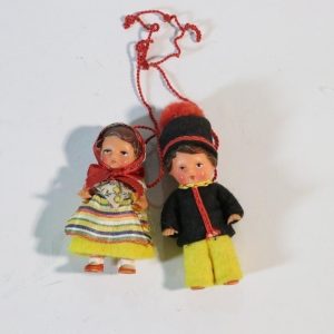 Prydnader, små dockor med  folkdräkt