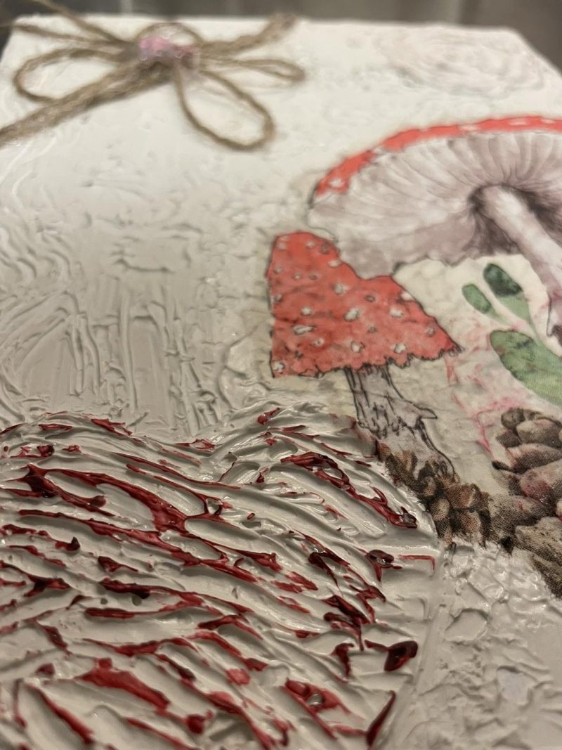 Charmigt handgjort decoupage-konstverk med rustik blomdetalj