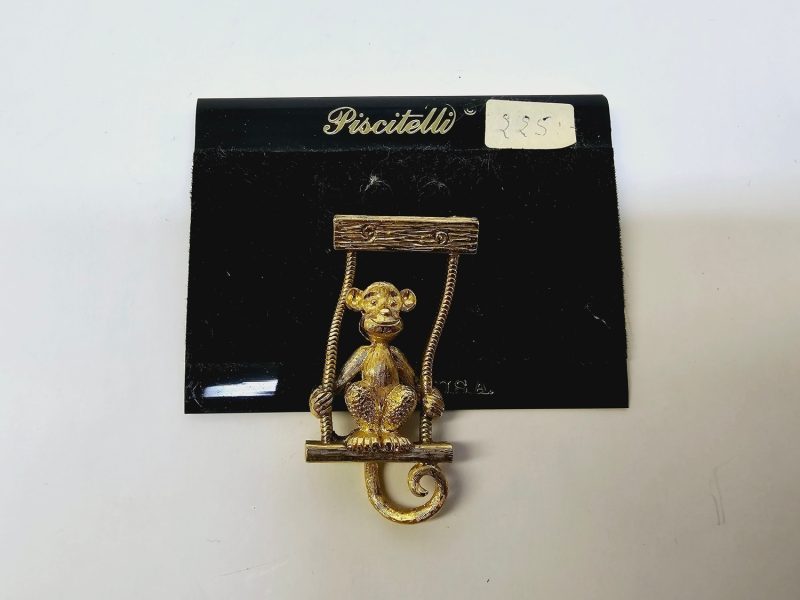 Vintage Piscitelli Brosch – Lekfull Design med Apa på Gunga