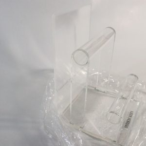 Elegant Plexiglasdisplay för Exponering av Varor – Stilrent och Funktionellt!