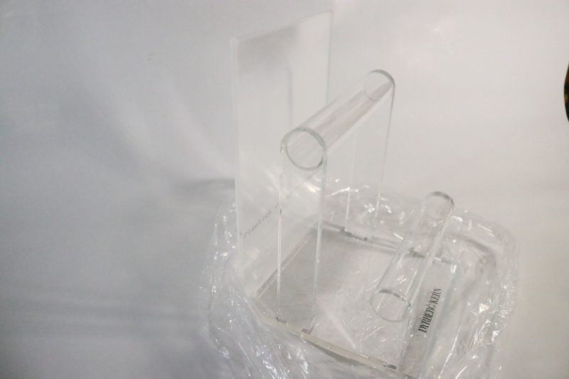 Elegant Plexiglasdisplay för Exponering av Varor – Stilrent och Funktionellt!