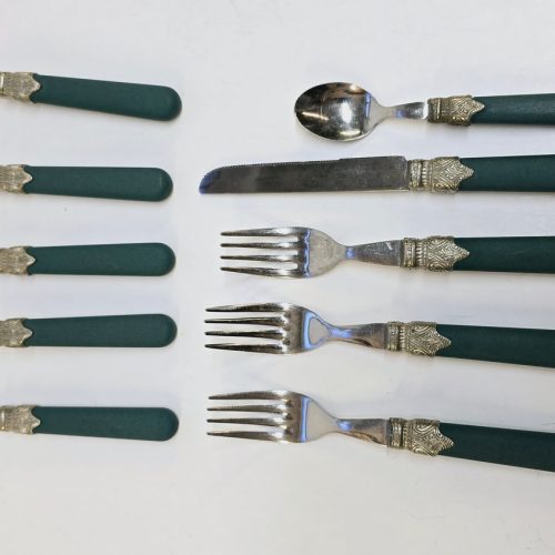 Elegant Bestickset med Dekorativa Handtag - Komplett Set för Stilfull Servering