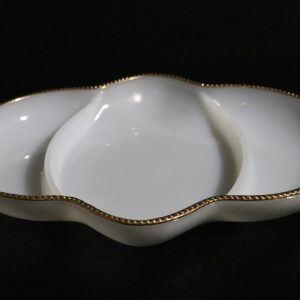 Elegant serveringsfat i vitt och guld