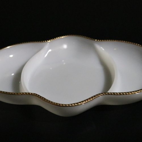 Elegant serveringsfat i vitt och guld