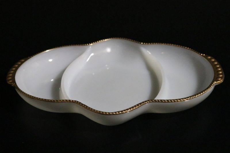 Elegant serveringsfat i vitt och guld