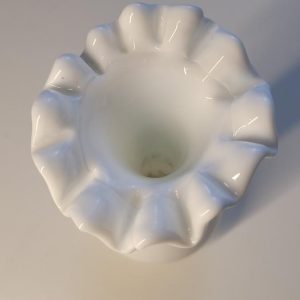 Vit glasvas, med vågig kant