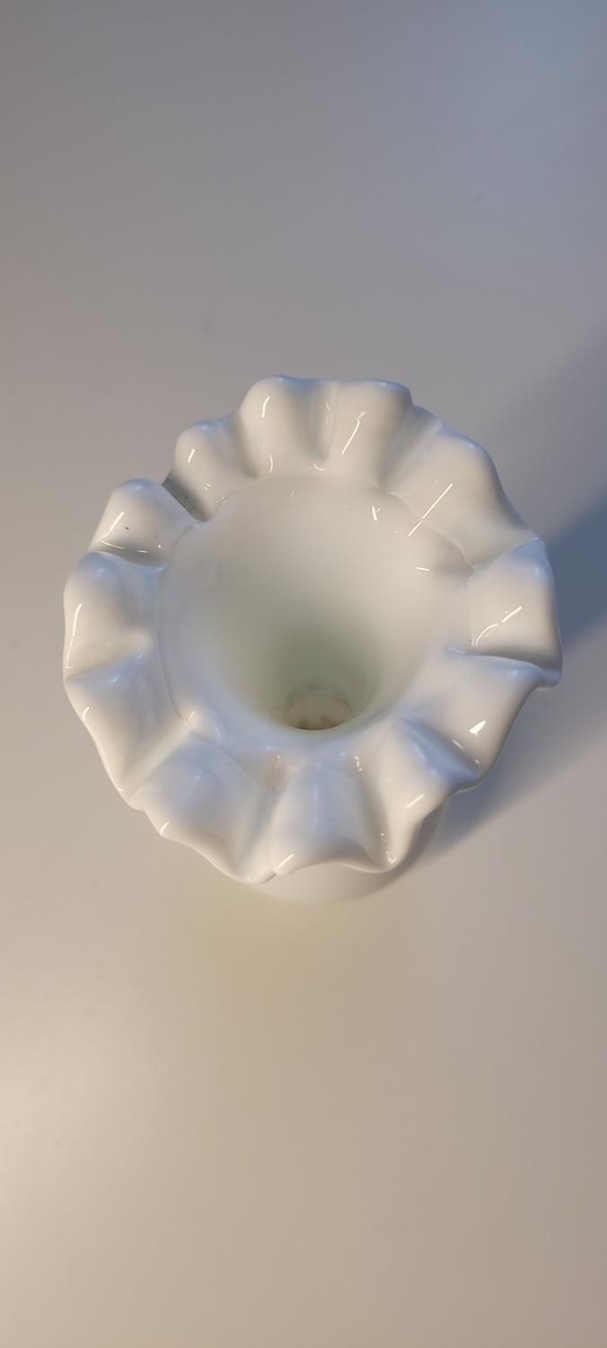 Vit glasvas, med vågig kant