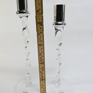 Set med två eleganta ljusstakar från Dorre – tidlös design i glas och metall