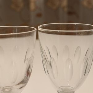 Supersöta, handblåsta och olivslipade glas. De är 11 cm höga och 4,5 cm i diam