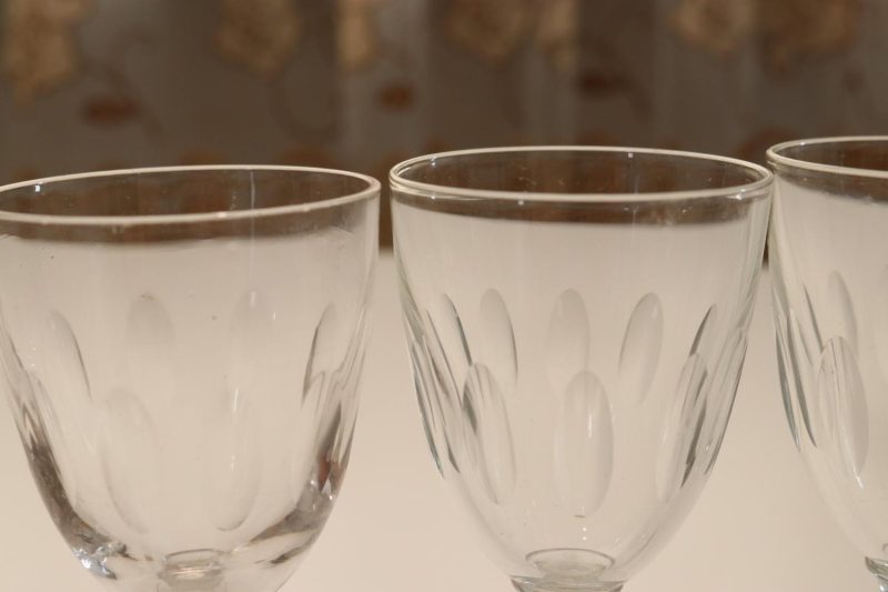 Supersöta, handblåsta och olivslipade glas. De är 11 cm höga och 4,5 cm i diam