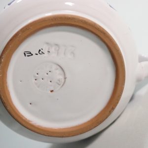 Vacker keramikskål med handmålat blått blommotiv – Signerad B.G.