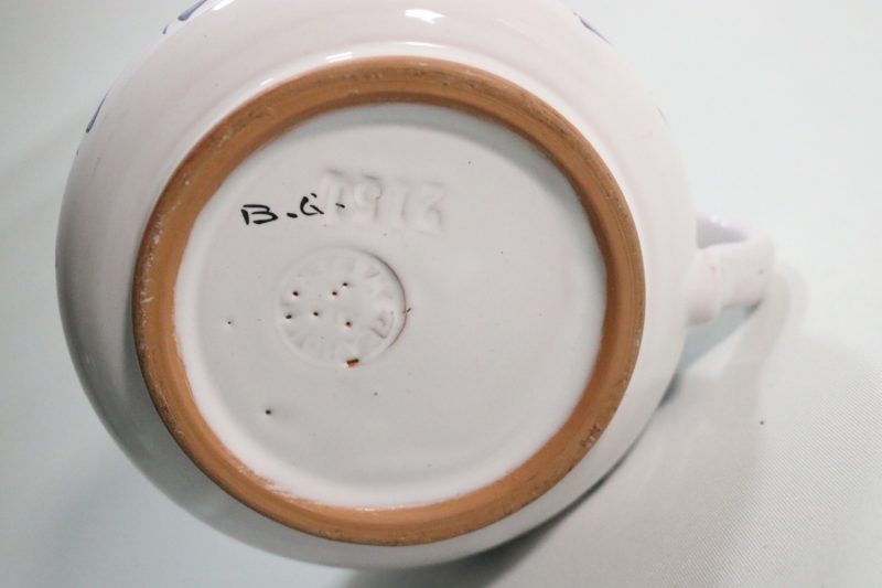 Vacker keramikskål med handmålat blått blommotiv – Signerad B.G.