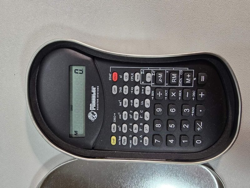 Miniräknare i plåtask