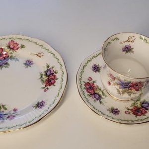 Kopp- och fat samt assiett med blommor (JULI) av ROSINA-QUEENS Anenome
