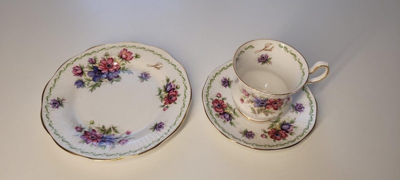 Kopp- och fat samt assiett med blommor (JULI) av ROSINA-QUEENS Anenome