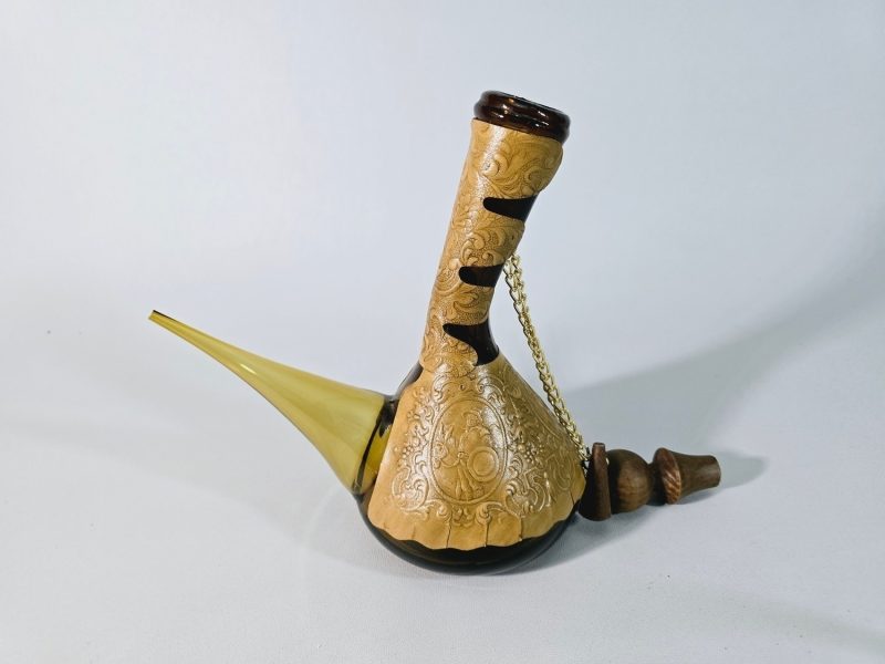 Karaff, Spanien, läderbeklädd, 1970-tal, bärnstensfärgat glas