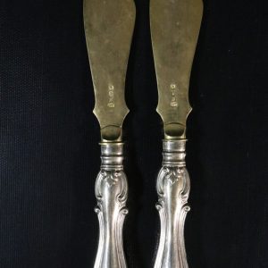 Elegant Antikt Set med Handsmidda Smörknivar i Nysilver
