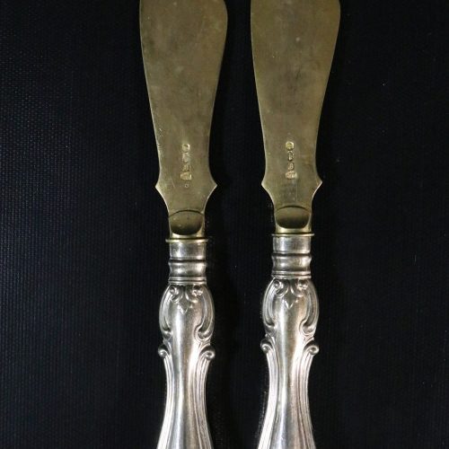 Elegant Antikt Set med Handsmidda Smörknivar i Nysilver