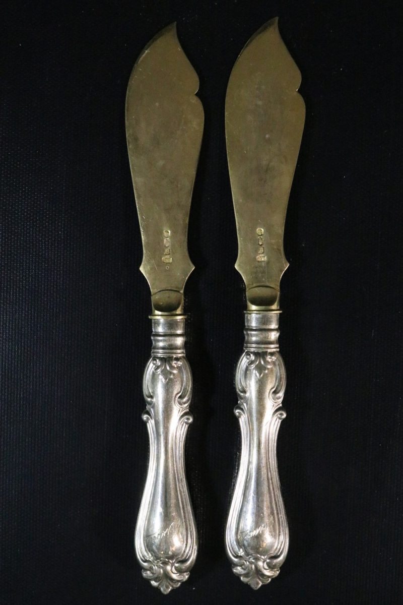 Elegant Antikt Set med Handsmidda Smörknivar i Nysilver