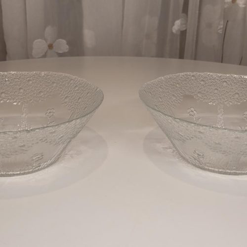 2st Skål i pressglas med vacker dekor