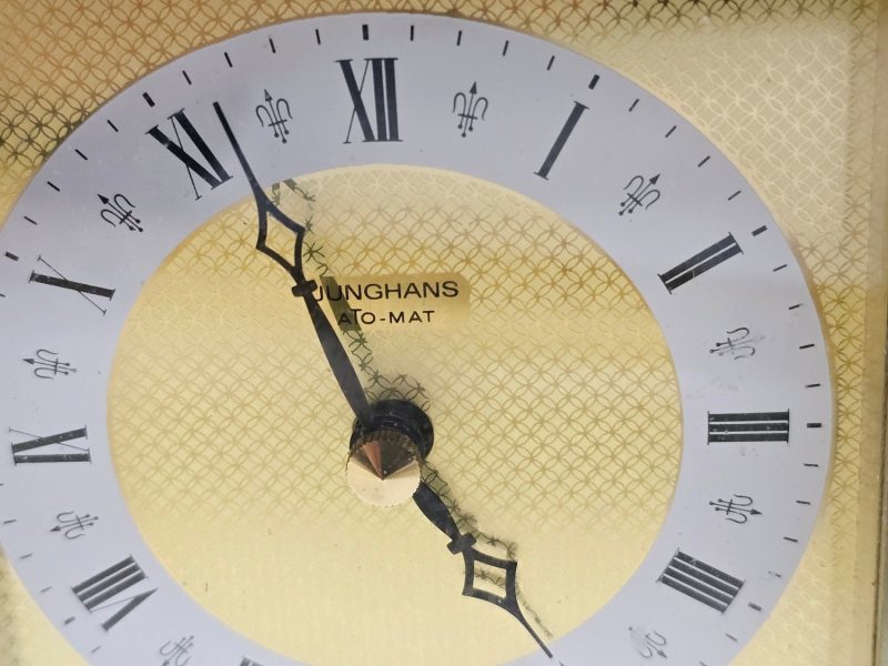 Bordsklocka "Ato-Mat" från Junghans – Elegant 1900-talsdesign