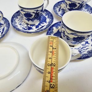 4st Vackra Blåvita Koppar med Fat – Klassisk Design för Samlare och Inredning