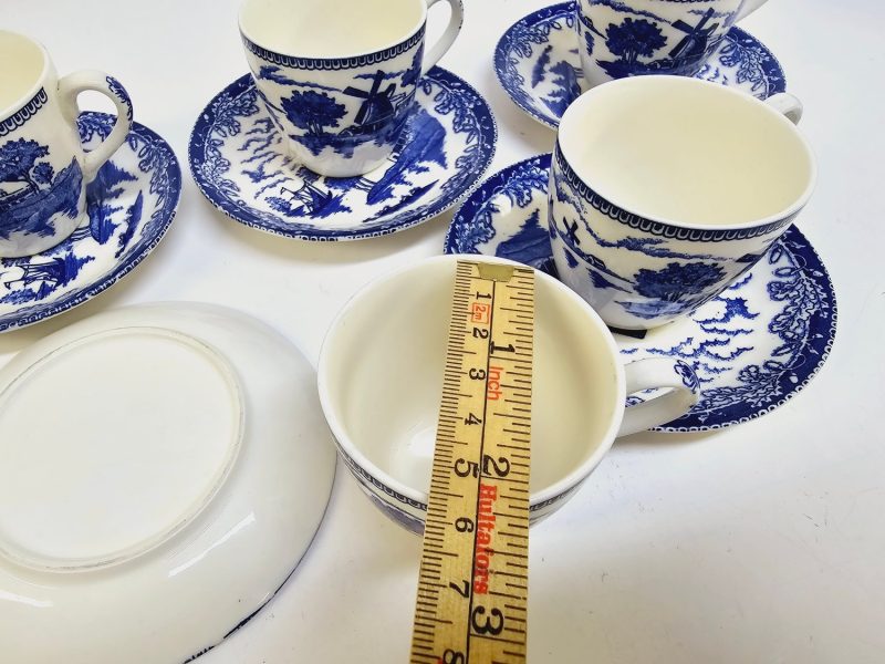 4st Vackra Blåvita Koppar med Fat – Klassisk Design för Samlare och Inredning