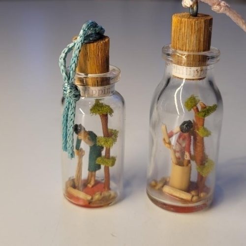 Miniaturfigurer i flaskor, trädårdsarbetare