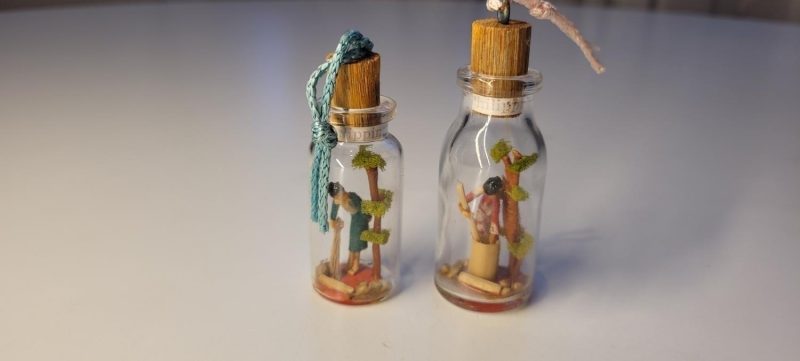 Miniaturfigurer i flaskor, trädårdsarbetare