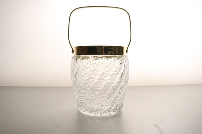 Ishink med tång, glas och metall