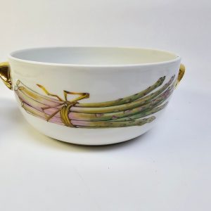 Elegant soppskål med gyllene detaljer och handmålat motiv