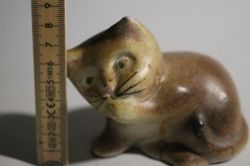Charmig kattfigur – Gabriel Keramik, handmålad svensk design